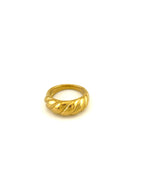 Crescent curve ring